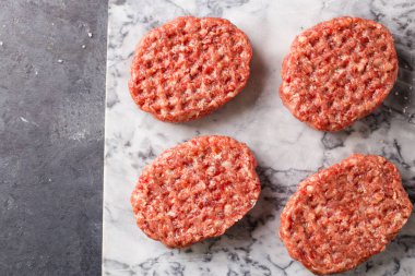 Sığır etinden çiğ burger pirzama