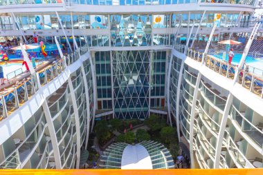 Ft. Lauderdale, Amerika Birleşik Devletleri - 30 Nisan, 2018: central park adlı gemisi cruise veya Oasis Royal Caribbean tarafından denizlerin gemi