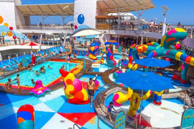 Fort Lauderdale, Amerika Birleşik Devletleri - 30 Nisan, 2018: üst güverte cruise liner, çocuk yüzme havuzlu veya Oasis Royal Caribbean tarafından denizlerin gemi