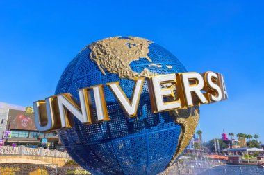 Orlando, Amerika Birleşik Devletleri - 9 Mayıs 2018: Büyük dönen evrensel logo küre üzerinde 9 Mayıs 2018.