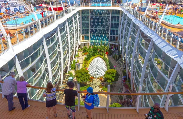 Ft. Lauderdale, États-Unis - 30 Avril, 2018 : Le parc central du paquebot de croisière Oasis of the Seas by Royal Caribbean — Photo