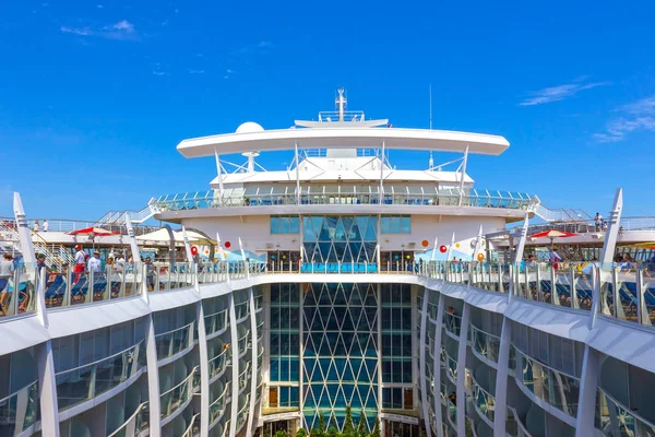 Fort Lauderdale, États-Unis - 30 Avril, 2018 : Le pont supérieur avec piscines au paquebot de croisière ou le navire Oasis of the Seas par Royal Caribbean — Photo
