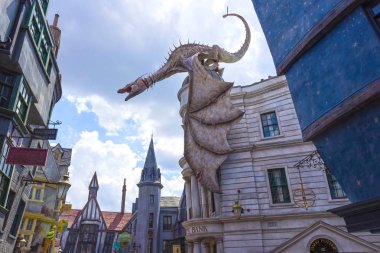 Orlando, ABD 8 Mayıs 2018: Bank Gringotts büyücü dünyayı Harry Potter Universal Studio Orlando Diagon sokakta Dragon'da.