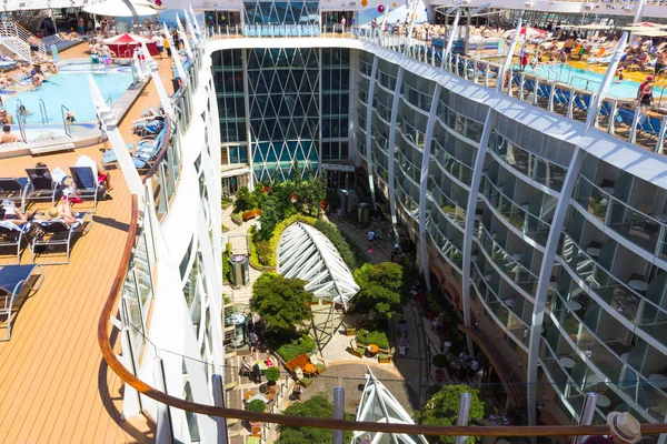 Ft. Lauderdale, Amerika Serikat - 30 April 2018: Taman sentral di kapal pesiar Oasis of the Seas oleh Royal Caribbean — Stok Foto