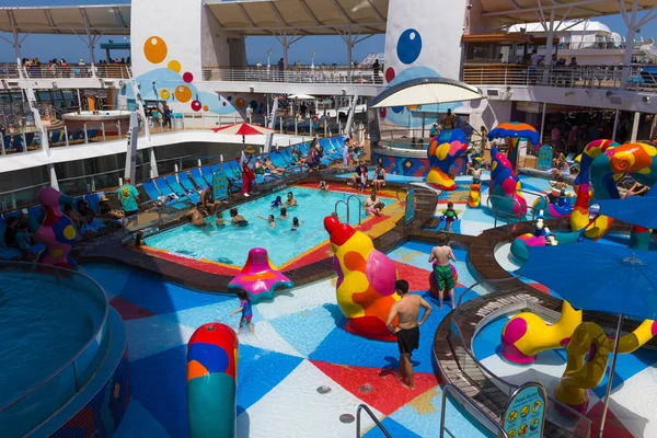 FORT LAUDERDALE, EE.UU. - 29 DE ABRIL DE 2018: La cubierta superior con piscinas infantiles en crucero o barco Oasis of the Seas by Royal Caribbean — Foto de Stock
