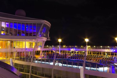 Cape Canaveral, Amerika Birleşik Devletleri - 02 Mayıs 2018: Açık güverte gece zamanında. Dev yolcu gemisi Oasis Royal Caribbean tarafından denizlerin.