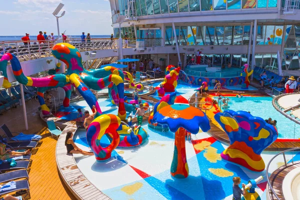 Fort Lauderdale, Usa - zm. 29 kwietnia 2018: Górny pokład z basenami dla dzieci o liniowca lub statku Oasis of the Seas Royal Caribbean — Zdjęcie stockowe