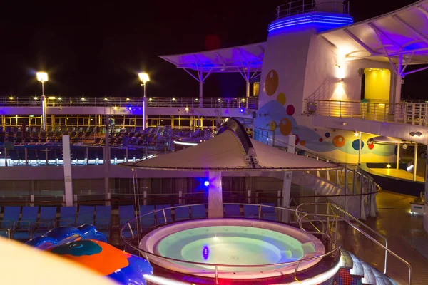 Мыс Канаверал, США - 2 мая 2018 года: Открытая палуба в ночное время. Giant cruise ship Oasis of the Seas by Royal Caribbean . — стоковое фото