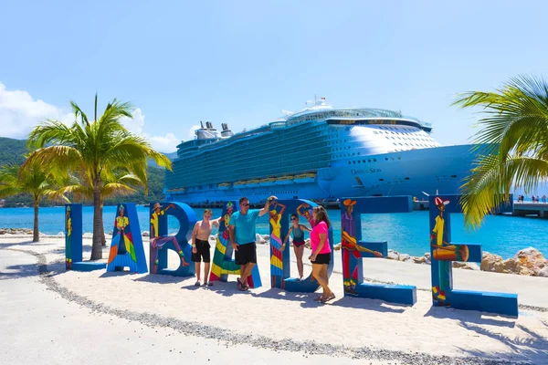 LABADEE, HAITI - 01 DE MAYO DE 2018: Crucero Royal Caribbean Oasis of the Seas atracado en el puerto privado de Labadee en la isla caribeña de Haití — Foto de Stock