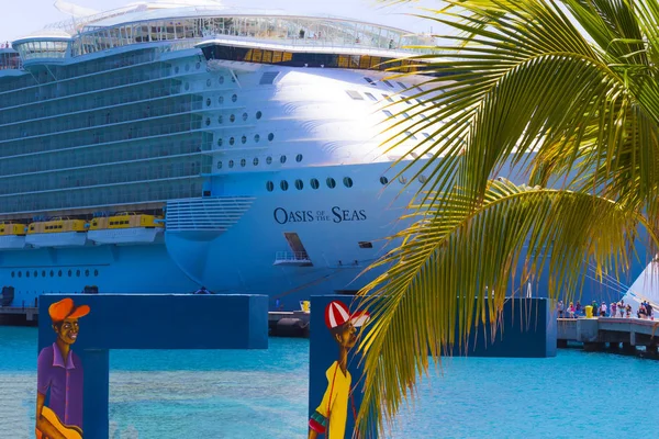 Labadee, Haiti - május 01, 2018: Royal Caribbean cruise hajó Oasis of the Seas dokkolt a Haitin karibi sziget a Labadee privát kikötő — Stock Fotó