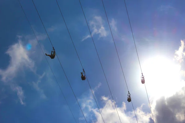 Människor njuter av Zipline — Stockfoto