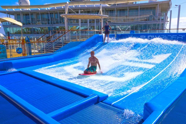 Falmouth Jamaika Mayıs 2018 Falmouth Jamaika Seas Oasis Gemiye Flowrider — Stok fotoğraf