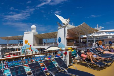 Cape Canaveral, Amerika Birleşik Devletleri - 29 Nisan 2018: Cruise liner ya da gemi Oasis Royal Caribbean tarafından denizlerin yüzme havuzları ile üst güverte