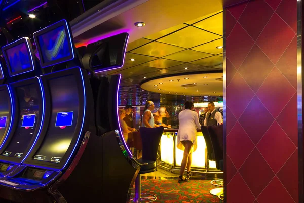 Cape Canaveral, Usa - 30 April 2018: spelautomater i kasinot på ett kryssningsfartyg i Karibiska havet — Stockfoto