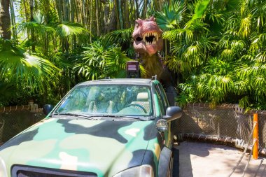 Orlando, Florida - 09 Mayıs 2018: Jurassic Park dinozor ve Universal Studios Adaları macera Tema Park planımciple