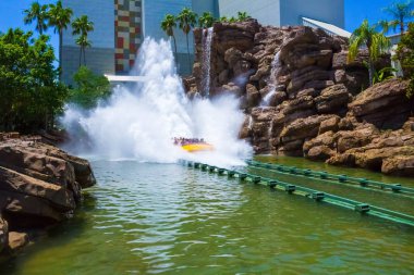 Orlando, Florida, Amerika Birleşik Devletleri - 09 Mayıs 2018: Jurassic Park nehir macerasında evrenselleri Island Adventure Jurassic Park alanı