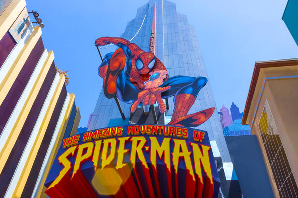 Орландо, штат Флорида, США - 9 мая 2018 года: аттракцион "Человек-паук". Universal Studios Orlando - тематический парк
