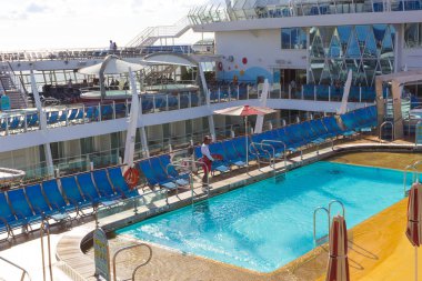 Cape Canaveral, Amerika Birleşik Devletleri - 30 Nisan 2018: cruise liner Oasis Royal Caribbean Cape Canaveral, ABD'de 30 Nisan 2018 üzerinde yerleştirilmiş tarafından denizlerin yüzme havuzları ile üst güvertede dinlenme insanlar.