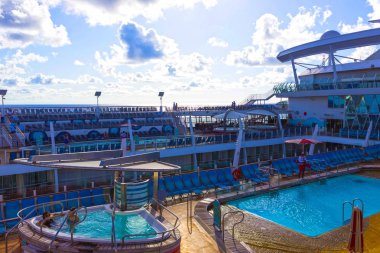 Cape Canaveral, Amerika Birleşik Devletleri - 30 Nisan 2018: Cruise liner ya da gemi Oasis Royal Caribbean tarafından denizlerin çocuk yüzme havuzları ile üst güverte
