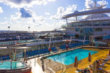 Cape Canaveral, Amerika Birleşik Devletleri - 30 Nisan 2018: Cruise liner ya da gemi Oasis Royal Caribbean tarafından denizlerin çocuk yüzme havuzları ile üst güverte