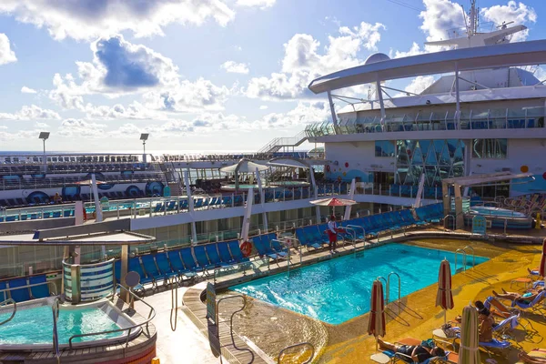 Мыс Канаверал, США - 30 апреля 2018 года: Верхняя палуба с детскими бассейнами на круизном лайнере или корабле Oasis of the Seas by Royal Caribbean — стоковое фото