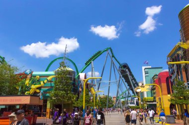 Orlando, Florida, ABD - 10 Mayıs 2018: Incredible hulk coaster, Macera Adası, Universal Studios Orlando. Universal Studios Orlando bir tema parkı olduğunu
