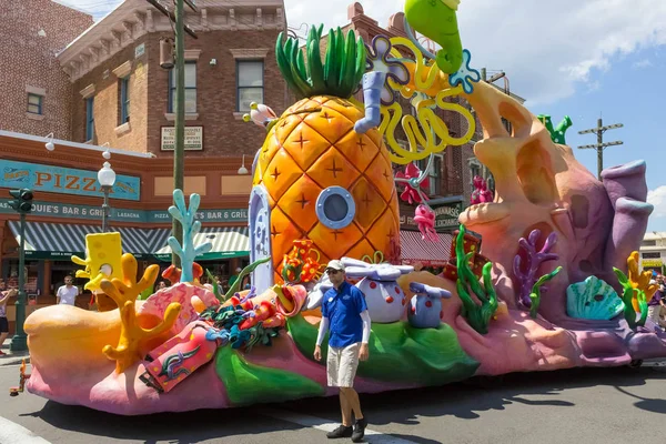 Orlando, Verenigde Staten - mei 8, 2018: De grote parade met artiesten in Universal Studio park op mei 8, 2018. — Stockfoto