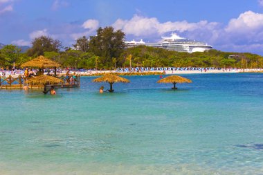 Haiti Adası Labadee, sahilde insanlar zevk güneşli gün