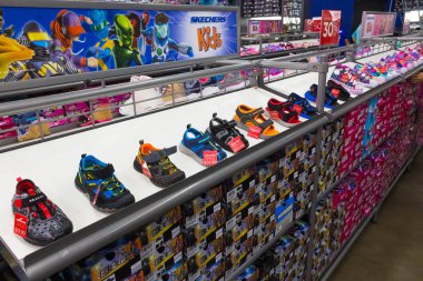 Orlando, Florida, ABD - 08 Mayıs 2018: Orlando Premium Outlet Alışveriş Merkezi, Sketchers çıkış