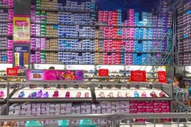 Orlando, Florida, ABD - 08 Mayıs 2018: Orlando Premium Outlet Alışveriş Merkezi, Sketchers çıkış