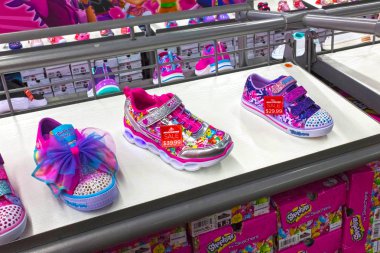 Orlando, Florida, ABD - 08 Mayıs 2018: Orlando Premium Outlet Alışveriş Merkezi, Sketchers çıkış