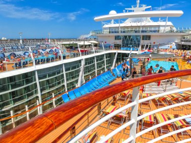 Cape Canaveral, Amerika Birleşik Devletleri - 29 Nisan 2018: Cruise liner ya da gemi Oasis Royal Caribbean tarafından denizlerin yüzme havuzları ile üst güverte