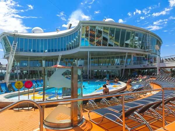 Cape Canaveral, USA - April 29, 2018: The upper deck with swimming pools at cruise liner or ship Oasis of the Seas by Royal Caribbean — Stock Photo, Image