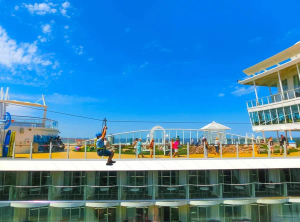 ケープ ・ カナベラル、アメリカ合衆国 - 2018 年 4 月 29 日: 高貴なカリブのクルーズ客船や船海のオアシスでジップ ・ ラインで飛んで乗客 — ストック写真