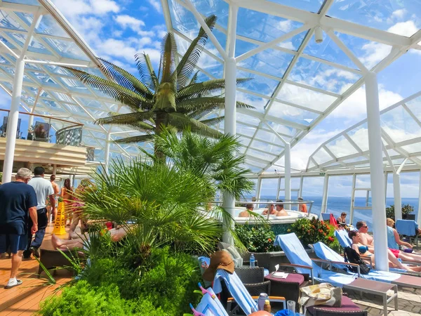 Cape Canaveral, Verenigde Staten - April 29, 2018: Het volk rust op zee Solarium op het cruiseschip Royal Carribean Oasis of the Seas — Stockfoto