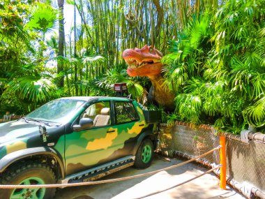 Orlando, Florida - 09 Mayıs 2018: Jurassic Park dinozor ve Universal Studios Adaları macera Tema Park planımciple