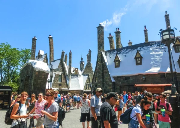 Orlando, Florida, Estados Unidos - 09 de mayo de 2018: La gente va al mundo mágico de Harry Potter — Foto de Stock