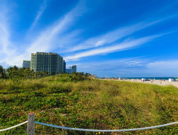 Miami Beach in Florida met luxeappartementen en de binnenwateren — Stockfoto