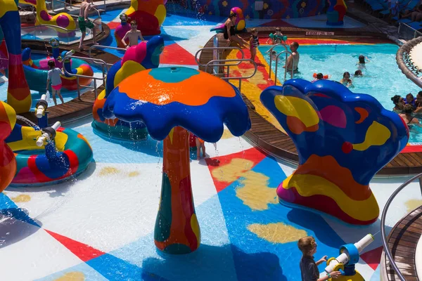 Cabo Cañaveral, EE.UU. - 29 de abril de 2018: La cubierta superior con piscinas infantiles en crucero o barco Oasis of the Seas por Royal Caribbean — Foto de Stock