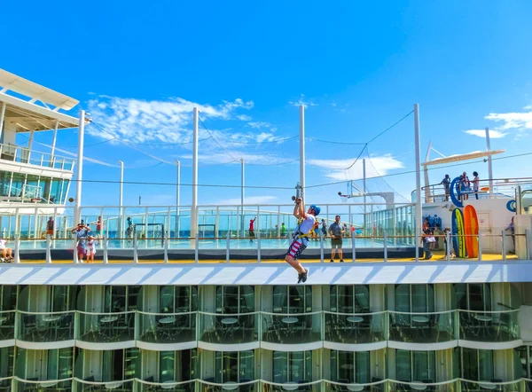 Cape Canaveral, Usa - 29 April 2018: Passageraren flyger på zip-line kryssning liner eller fartyget Oasis av haven av Royal Caribbean — Stockfoto