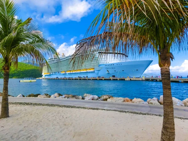 Labadee Haiti - 01 maja 2018: Royal Caribbean rejs statku Oasis of Seas zacumował przy prywatny port Labadee na Karaibach wyspy Haiti — Zdjęcie stockowe