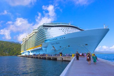 Labadee, Haiti - 01 Mayıs 2018: Royal Caribbean, Seas Oasis Labadee, Haiti'de 1 Mayıs 2018 demirledi.