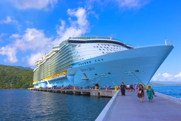 Labadee, Haiti - 01 Mayıs 2018: Royal Caribbean, Seas Oasis Labadee, Haiti'de 1 Mayıs 2018 demirledi. — Stok fotoğraf