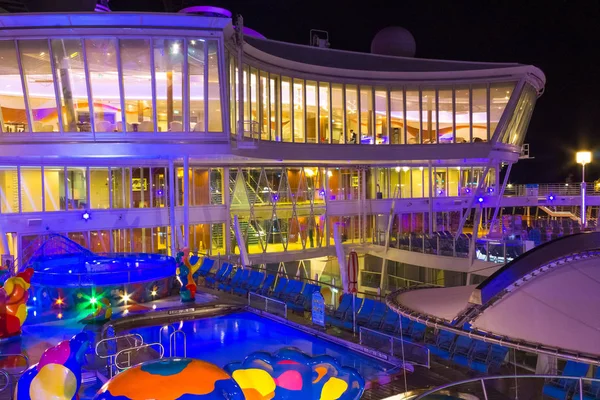 Мыс Канаверал, США - 06 мая 2018 года: Открытая палуба в ночное время. Giant cruise ship Oasis of the Seas by Royal Caribbean . — стоковое фото