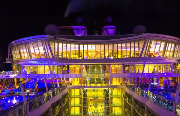 Cape Canaveral, Verenigde Staten - 06 mei 2018: Open dek in de nachttijd. Reuze cruiseschip Oasis of the Seas van Royal Caribbean. — Stockfoto