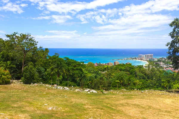 Jamaikanischer Strand a. karibischer Strand an der Nordküste von jamaica, in der Nähe von Dünen, Flussfällen und ocho rios. — Stockfoto