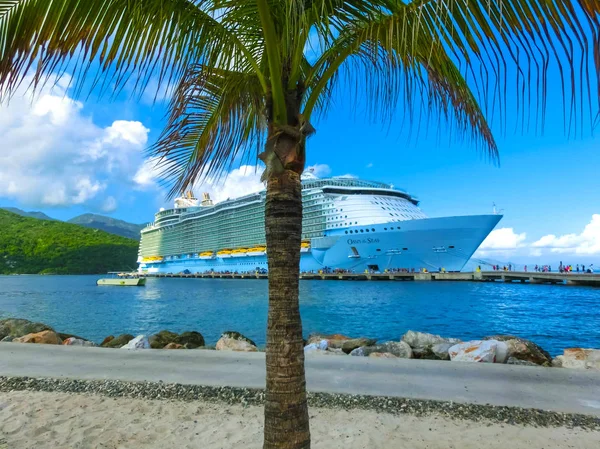 LABADEE, HAITI - MAIO 01, 2018: Navio de cruzeiro Royal Caribbean Oasis of the Seas atracado no porto privado de Labadee, na Ilha do Caribe do Haiti — Fotografia de Stock