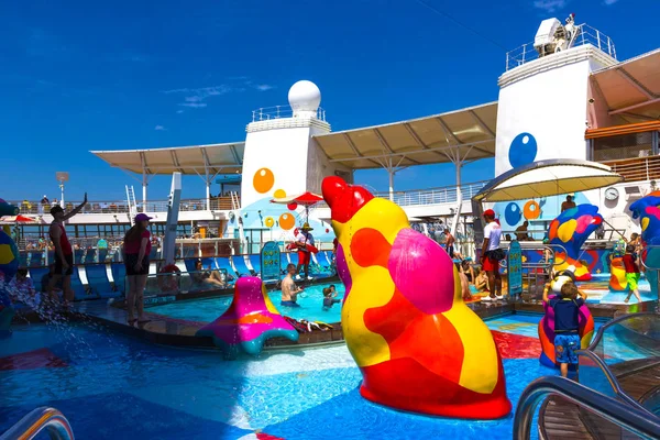 Cape Canaveral, USA - April 29, 2018: The upper deck with swimming pools at cruise liner or ship Oasis of the Seas by Royal Caribbean — Stock Photo, Image