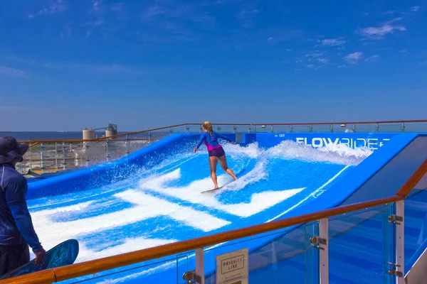 Cabo Cañaveral Estados Unidos Abril 2018 Mujer Surfeando Flow Rider — Foto de Stock