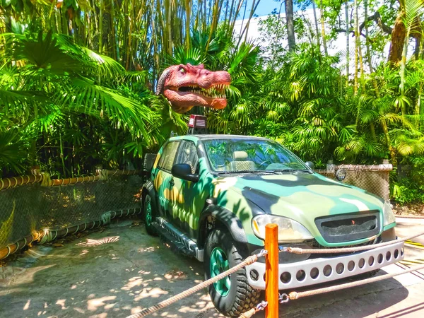 Ορλάντο, Φλόριντα - 09 Μαΐου 2018: Jurassic πάρκο δεινοσαύρων και τζιπ στο Universal Studios νησιά της περιπέτειας θεματικό πάρκο — Φωτογραφία Αρχείου